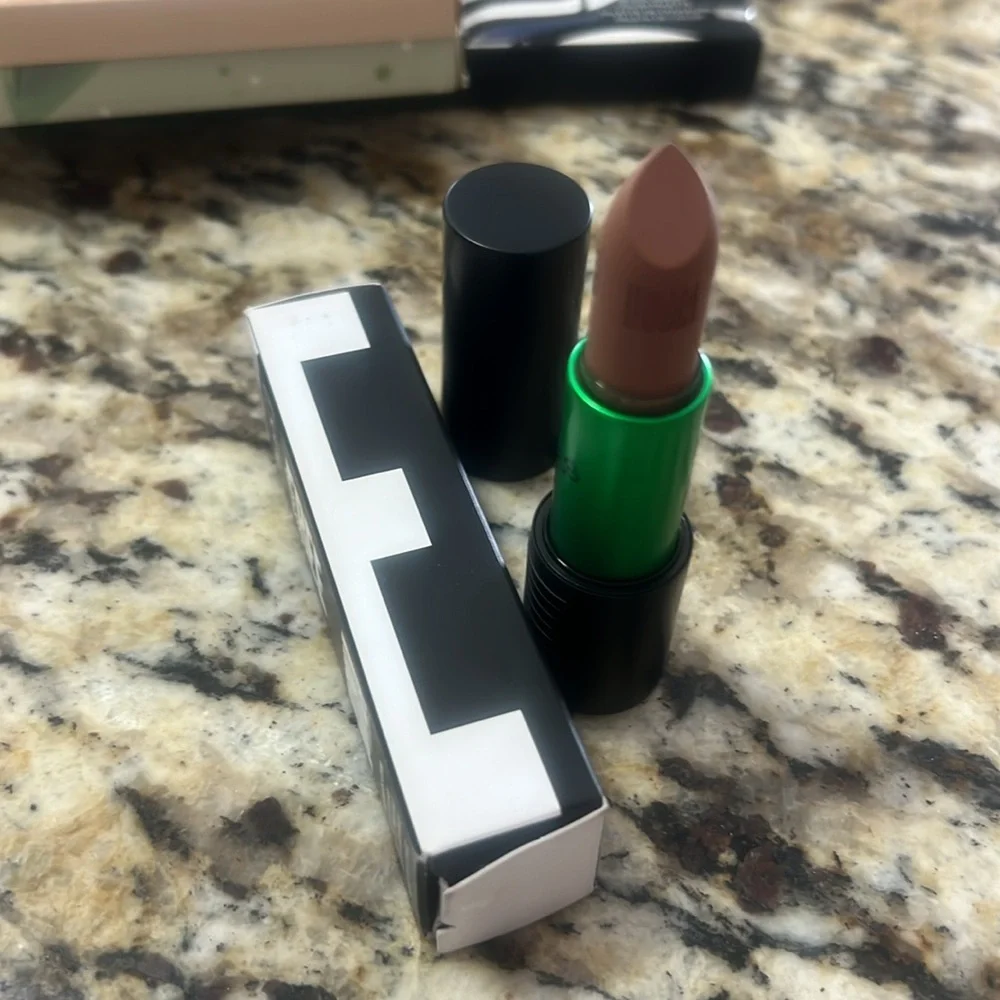 🌙♣️Uoma Beauty Eartha Matte Lipstick